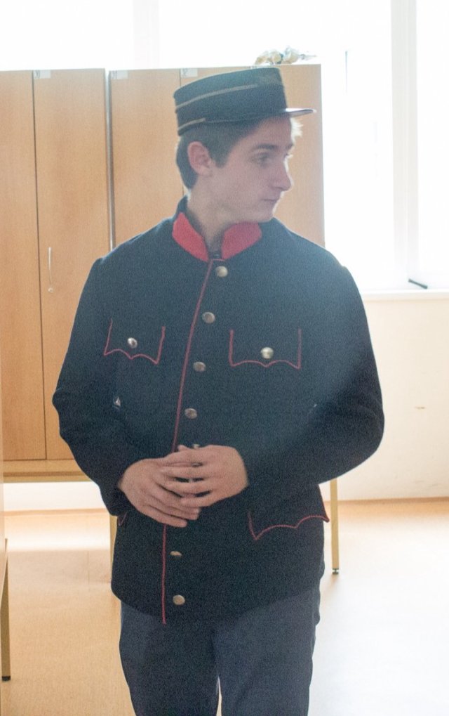 Průvodčí v historické uniformě a čepici