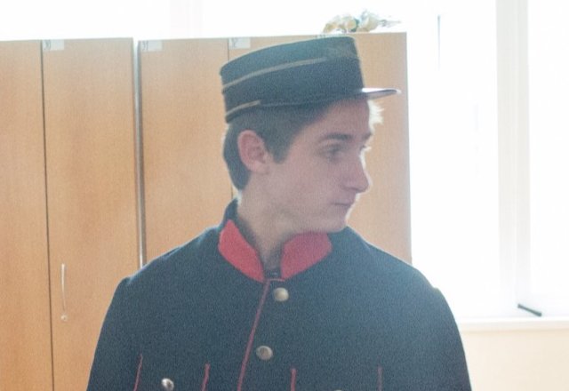 Průvodčí v historické uniformě a čepici
