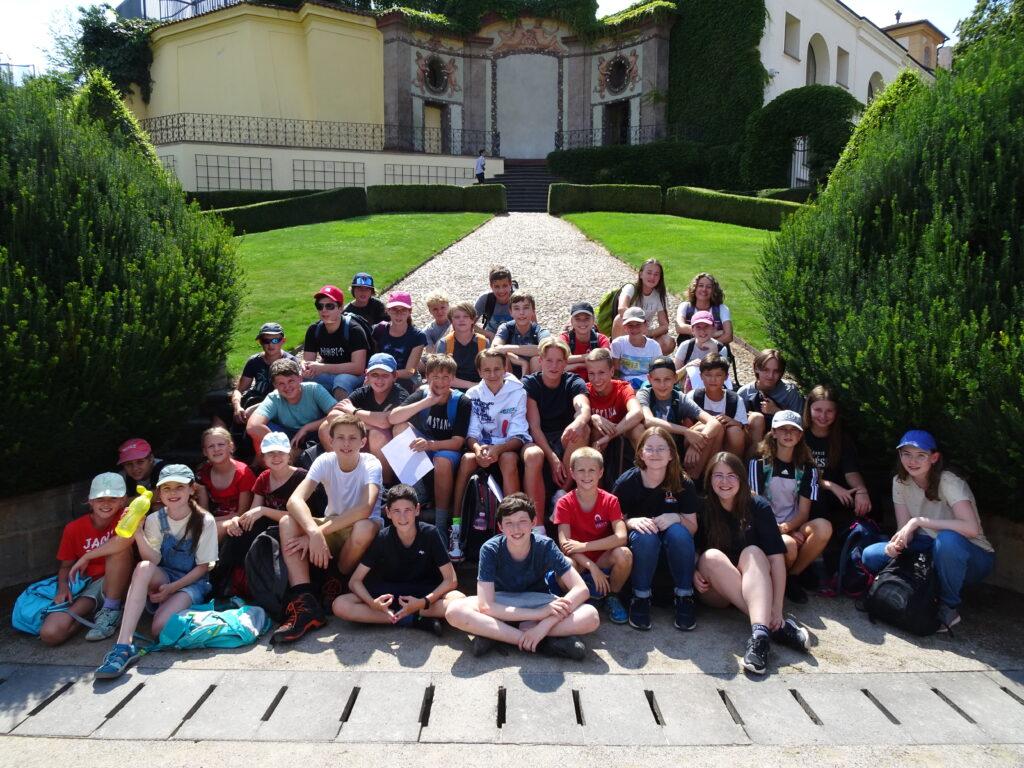 Skupinová fotka ve Vrtbovské zahradě z prvního dne tábora.